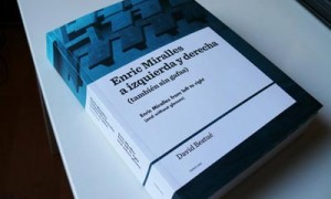 Enric Miralles a izquierda y derecha (también sin gafas)