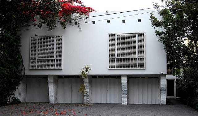 Praxis de la Arquitectura Multifamiliar en Lima | Fernando Freire Forga Edificio de Departamentos en la Calle Roma, San Isidro - Lima (Arq. T. Cron)