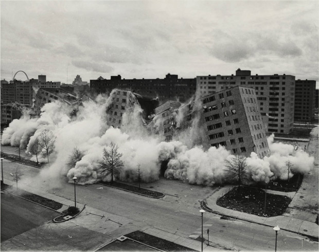 Abril de 1972. La segunda demolición de Pruitt-Igoe fue televisada y la siguió otra el 16 de marzo | U.S. Department of Housing and Urban Development