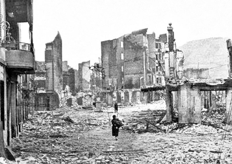 Guernica despues del bombardeo, 1937