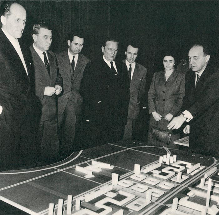 Tito con los autores del plan urbanístico del centro de Nueva Belgrado 1959