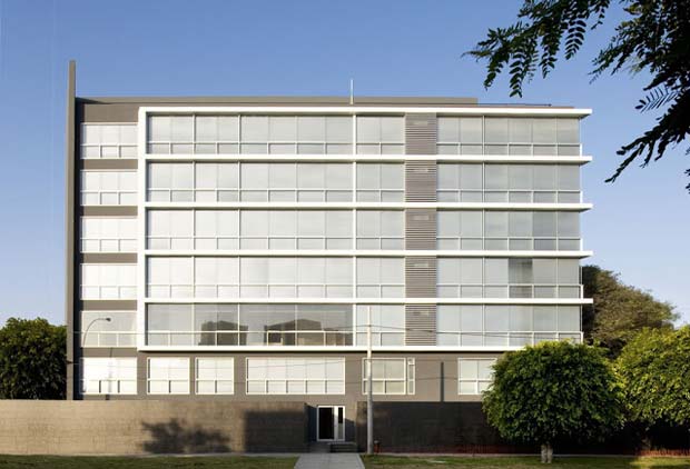 Edificio Multifamiliar Costa Blanca. Artadi arquitectos | laarquitectura.org