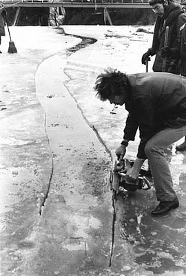 Dennis Oppenheim trabajando en su obra “Beebe Lake Ice Cut” (1969)