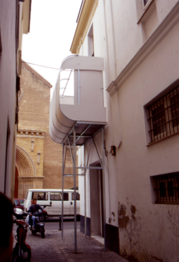 Por medio de una habitación en andamio se pudo ampliar temporalmente el antiguo orfanato de la Calle Divina Pastora en Sevilla (1998)
