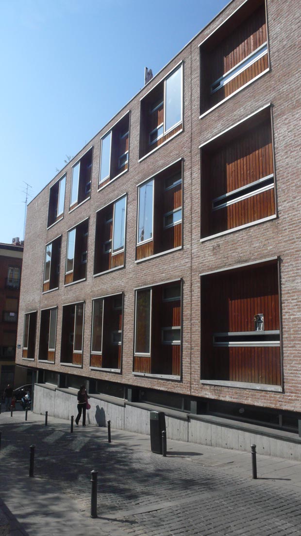 La arquitectura pública en Madrid y en el inicio del siglo XXI (II) | Antón Capitel. Edificio de aulario de la UNED en las antiguas Escuelas Pías, de Linazasoro