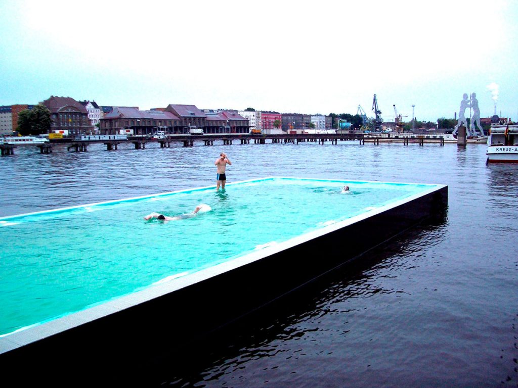 El “barco de baño” está compuesto por cuatro elementos una embarcación del tipo gabarra para bañarse, una playa, un puente como elemento conector y su container. Juntos crean un baño móvil a lo largo del río Spree que, en invierno, puede ser utilizado como pista de patinaje sobre hielo.