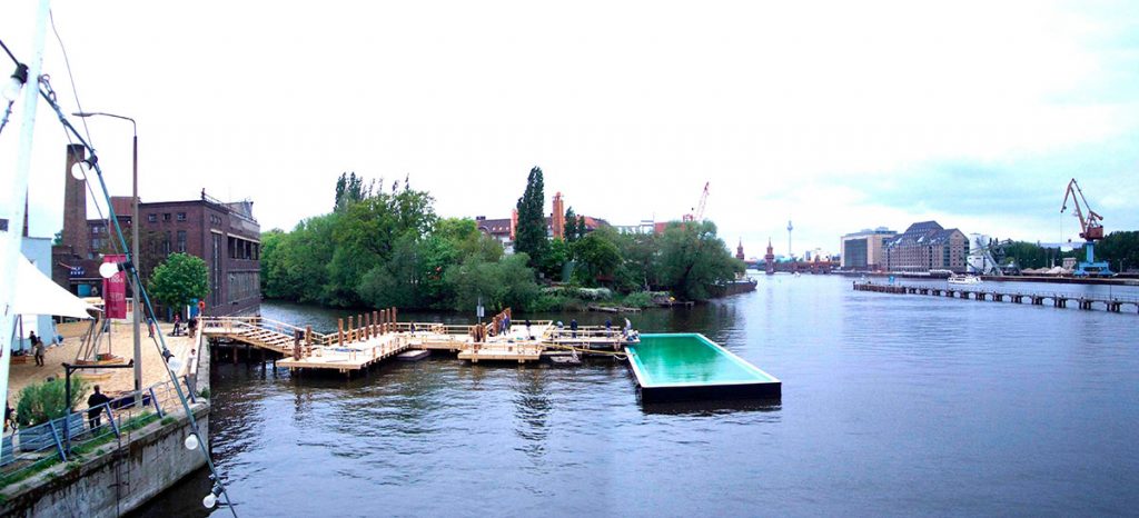 “Conexiones Construidas” ha reanimado la relación entre la ciudad y el río al proponer un nuevo lugar de ocio junto al antiguo muro de Berlín.
