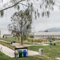Parque zonal Flor de Amancaes | Aldo Facho Dede + abalosllopis arquitectos | Vista del CREA, Polideportivo y Piscina desde el Parque