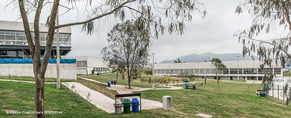 Parque zonal Flor de Amancaes | Aldo Facho Dede + abalosllopis arquitectos | Vista del CREA, Polideportivo y Piscina desde el Parque