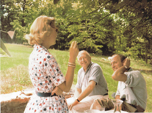 Marcel Breuer junto a sus clientes, Caroline Smith y Rufus Stilman, en el jardín de New Caan, 1956.