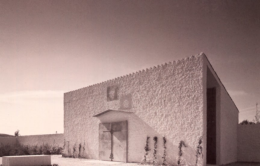 Ampliación del cementerio de Camarma de Esteruelas, a escasa distancia de Alcalá de Henares, España