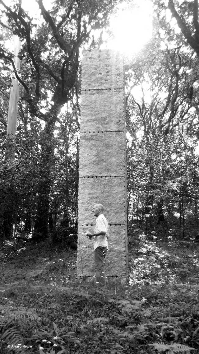 Carlos Puente frente a la escultura Ulrich Rükriem | Fotografía: Álvaro Negro