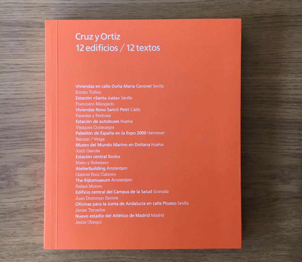 catálogo titulado "Cruz y Ortiz 12 edificios / 12 textos".
