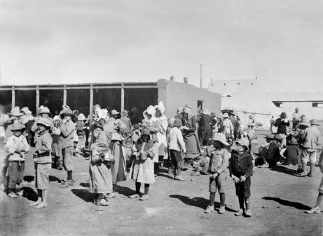 Mujeres y niños Bóers en un campo de concentración británico hacia 1900, durante las Guerras de los Bóer. Fuente: Wikipedia