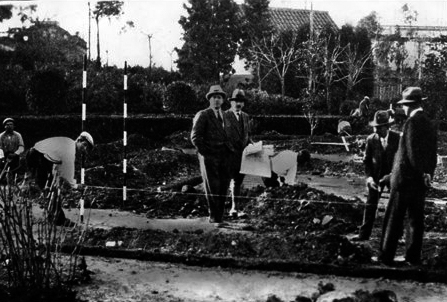 Mies van der Rohe supervisando la obra del Pabellón de Barcelona en 1929.