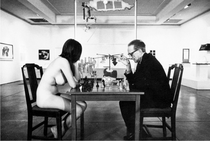 Eve Babitz et Marcel Duchamp, Pasadenan Art Museum, 1963. Photo Julian Wasse.