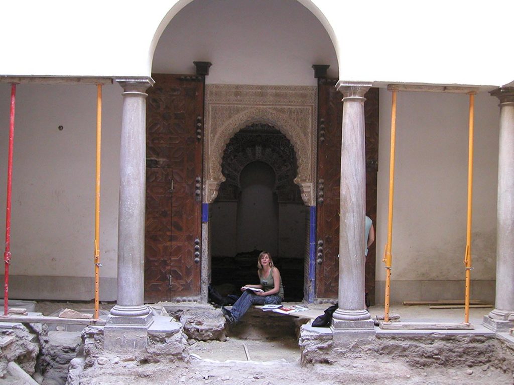 Trabajando para el proyecto de puesta en valor de los restos arqueológicos encontrados en La Madraza de Granada que realizaba el arquitecto Pedro Salmerón.