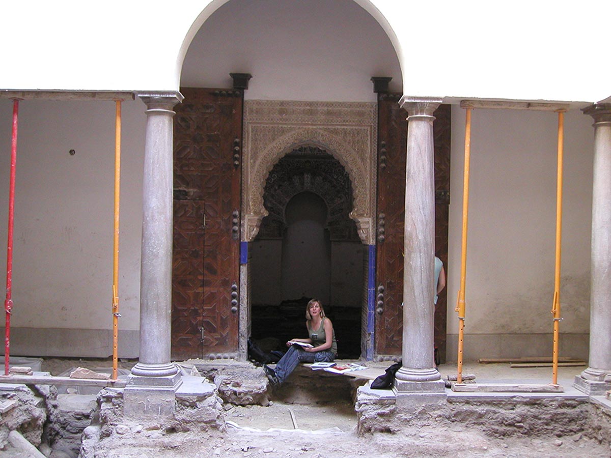 Trabajando para el proyecto de puesta en valor de los restos arqueológicos encontrados en La Madraza de Granada que realizaba el arquitecto Pedro Salmerón.