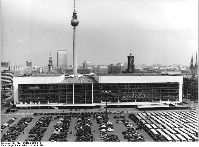 Palacio de la República y la torre de televisión en Alexanderplatz