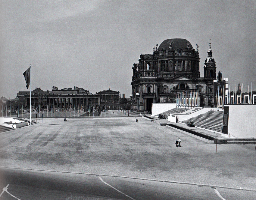 Tribuna en el Forum Marx y Engels, 1952