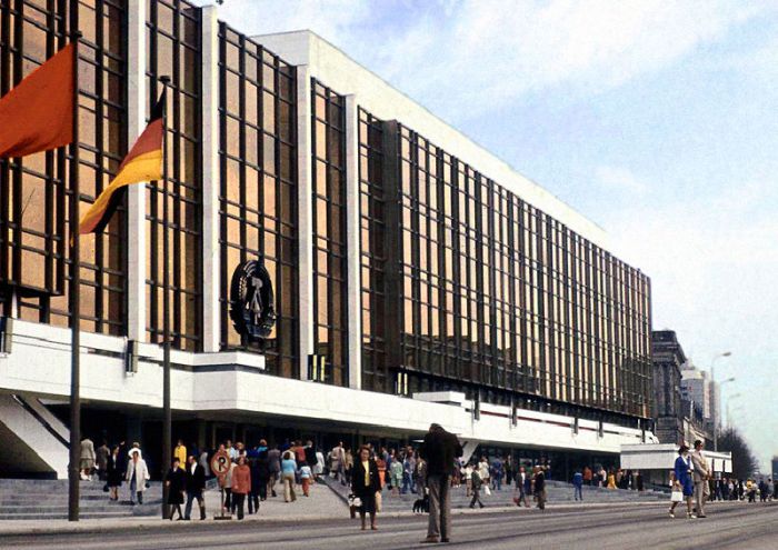 Un patrimonio imposible Acceso principal desde la plaza Marx y Engels