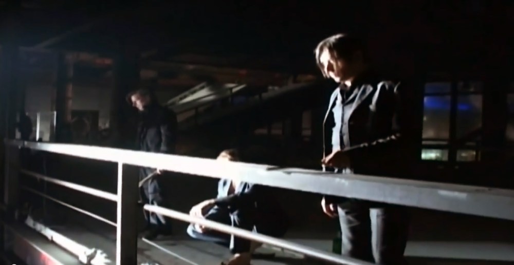Einstürzende Neubauten tocando la barandilla del hall del Palacio en 2004