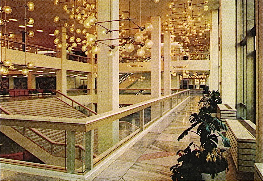 Hall de la entrada y las lámparas de Peter Rockel