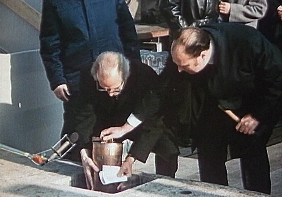 Erich Honecker colocando la cápsula con el proyecto. 1973