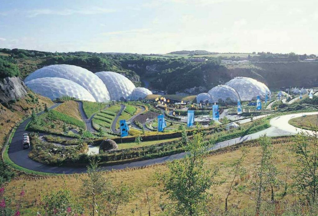 La fascinación de Nicholas Grimshaw (n. 1939) por los tejados "anómalos" se plasmó por primera vez en la Terminal Internacional ferroviaria de Waterloo (Londres, 1993). Su interés por las estructuras no sólo procede de la brillante tradición ingenieril británica: uno de sus bisabuelos fue responsable de procurar el adecuado sistema de drenaje y saneamiento a la ciudad de Dublín, mientras que otro construía presas en Egipto. | Fotógrafo: Udo Hesse