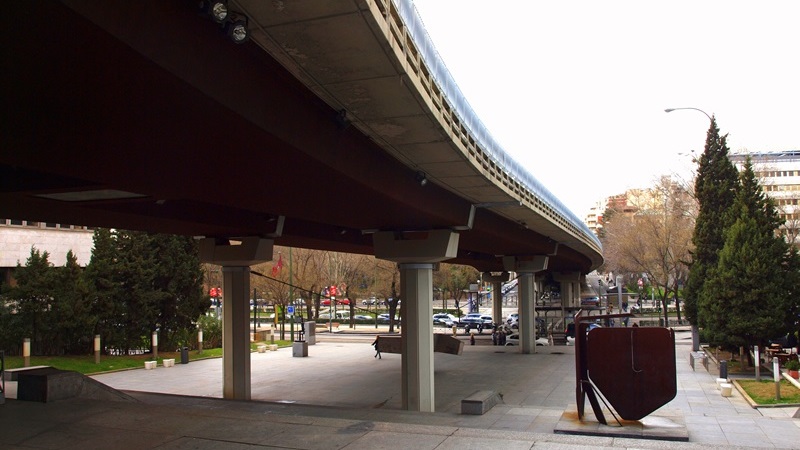Enrique de la Mata Gorostizaga elevado sobre la Castellana (Madrid, España) de los ingenieros de Caminos José Antonio Fernández Ordoñez, Julio Martínez Calzón y Alberto Corral Fotografía puentemania.com