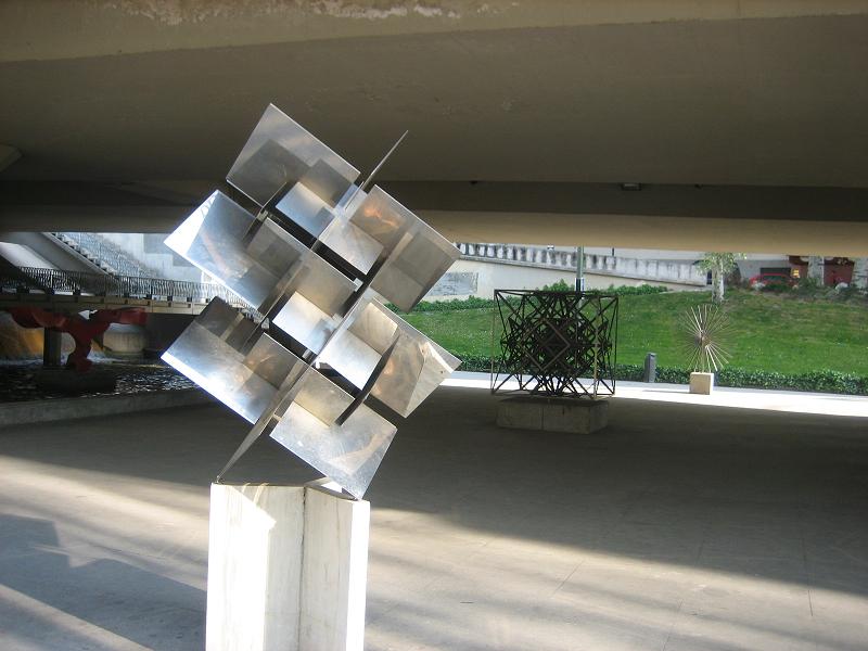 Enrique de la Mata Gorostizaga elevado sobre la Castellana (Madrid, España) de los ingenieros de Caminos José Antonio Fernández Ordoñez, Julio Martínez Calzón y Alberto Corral y Museo de Escultura al aire libre