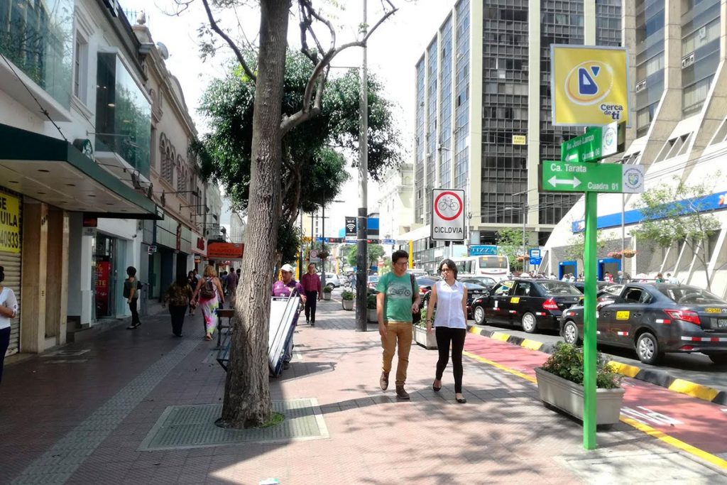 Avenida Larco en Miraflores (Lima), densidad, usos mixtos y diferentes modos de movilidad | Foto: Aldo Facho Dede 2017