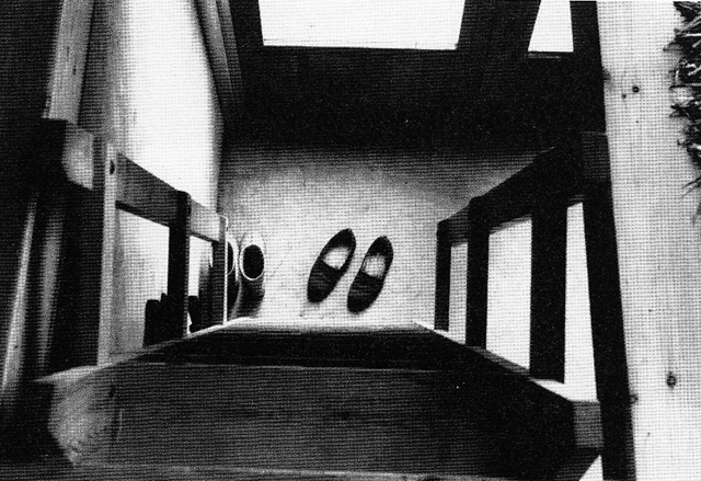 Zapatillas al pie de las escaleras del “cottage” en Upper Lawn. En “Alison y Peter Smithson. De la casa del futuro a la casa de hoy”, Dirk Van Den Heuvel y Max Risselada. COAC/Ediciones Polígrafa, Barcelona, 2007.