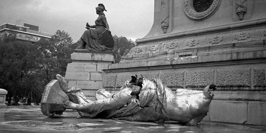 En julio de 1957, un sismo de 7.7º Richter provocó la caída del Ángel y la destrucción de la escultura original | Fuente: fahrenheitmagazine.com