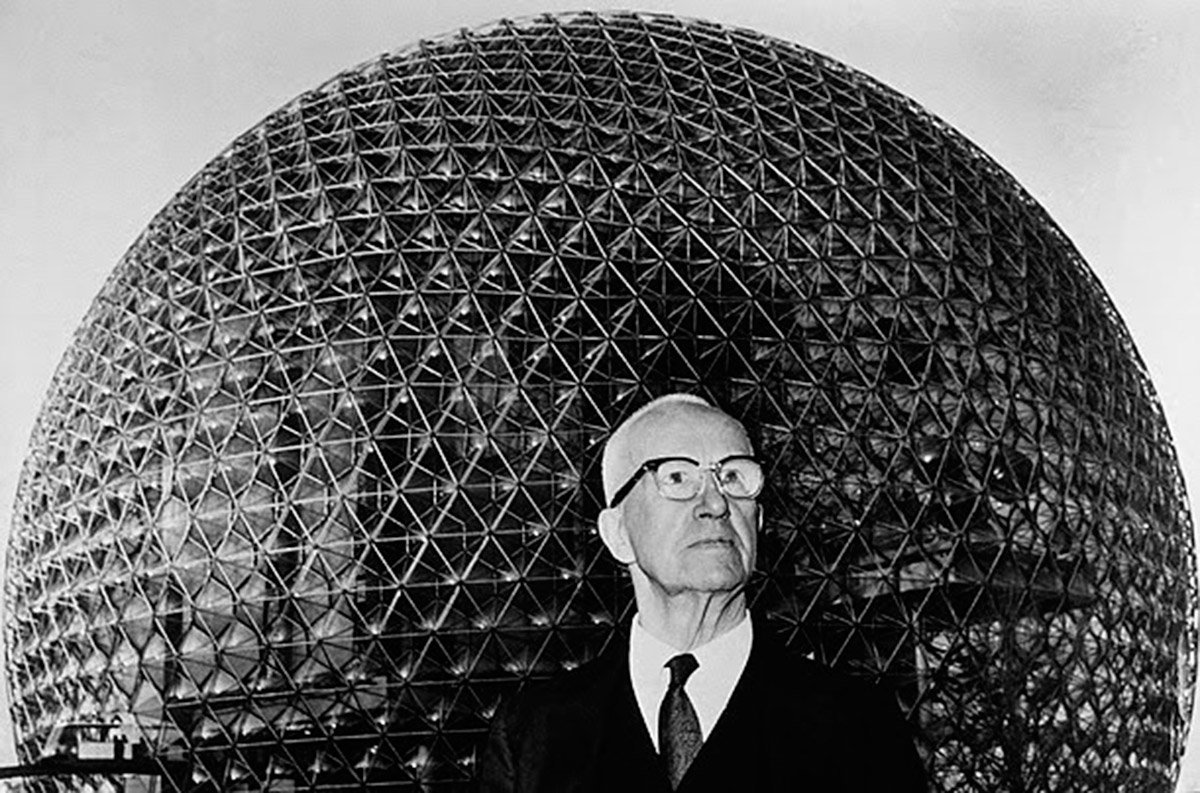 Buckminster Fuller, uno de los protagonistas de este post, delante de una de sus cúpulas geodésicas | Fuente: arquine