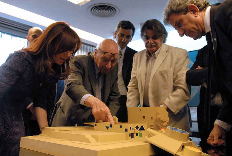 Clorindo Testa muestra a la presidenta Cristina Fernández de Kirchner, una maqueta en la Biblioteca Nacional. También la acompañan Florencio Randazzo y Horacio González | Fuente: wikipedia.org