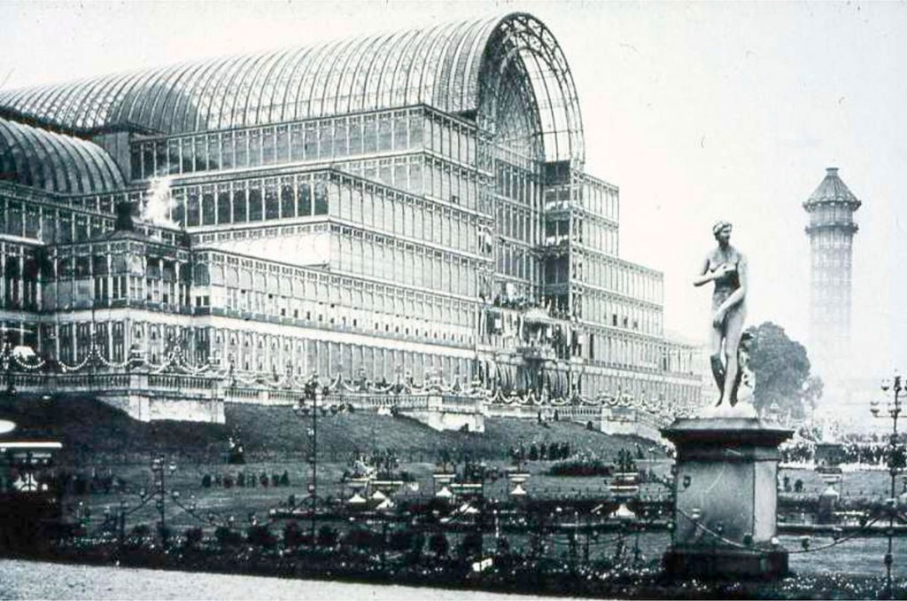 The Crystal Palace (El Palacio de Cristal) fue una edificación de hierro fundido y cristal construida en el Hyde Park, en Londres, con motivo de la Gran Exposición mundial de 1851. Su planta, formado por la nave principal y galerías longitudinales, medía 563,25 m x 124,35 m.
