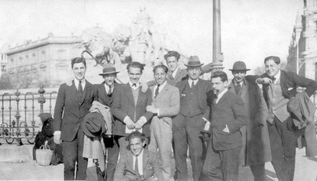 Excursión Museo del Prado, Residencia de Estudiantes, 21 marzo 1921. Presentes F. García Lorca y Luis Buñuel entre otros. Foto Martín Domínguez Esteban.