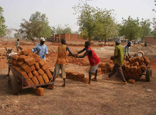 Ampliación de escuela en Dano _ Obra de Diébédo Francis Kéré