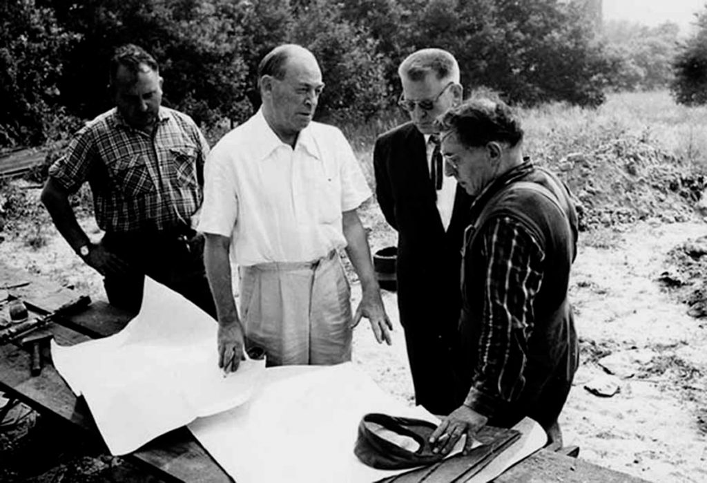Alvar Aalto en una visita de obra de la Maison Carré, el único edificio del arquitecto construido en Francia.