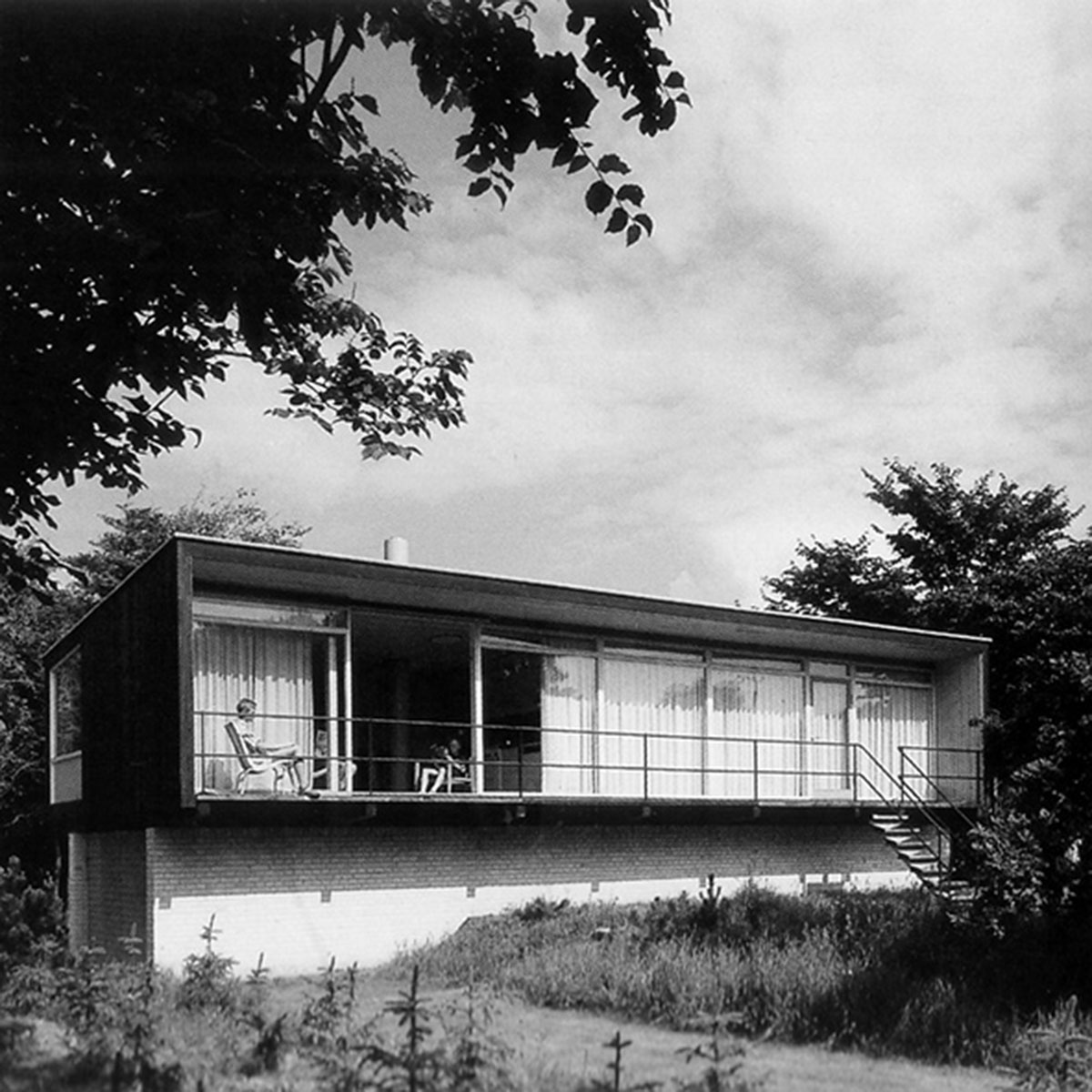 Arne Jacobsen imagen de época de la casa Kokfelt vista desde el jardín (h.1957).
