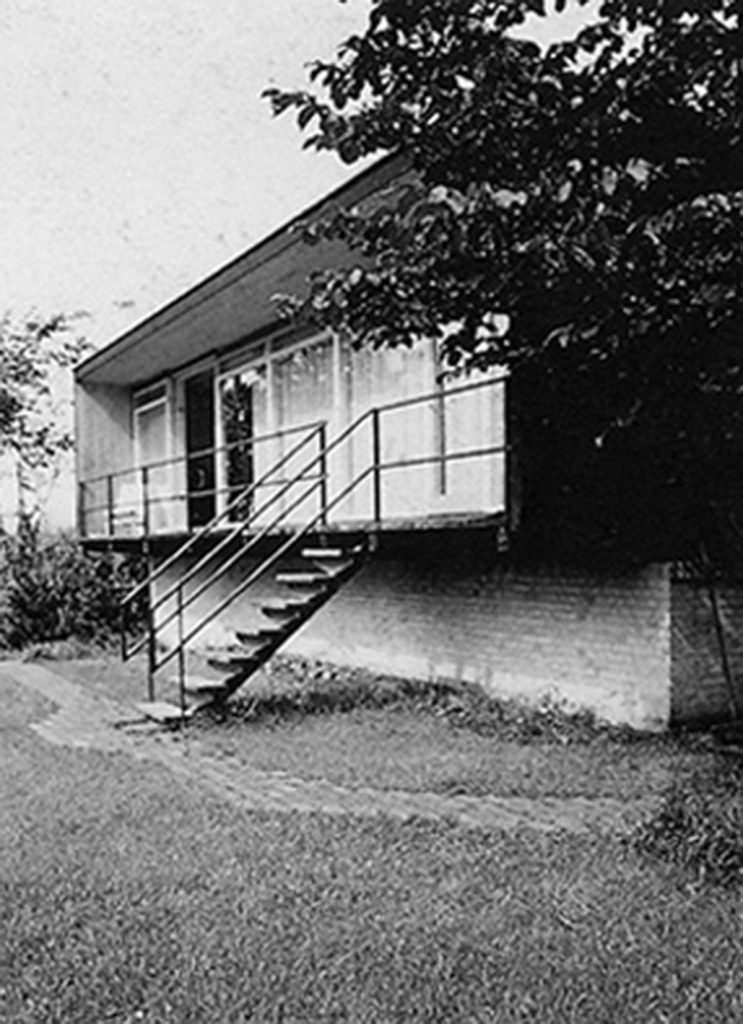 Imagen de la escalera de bajada al jardín desde la baranda de la casa Kokfelt (h.1957).