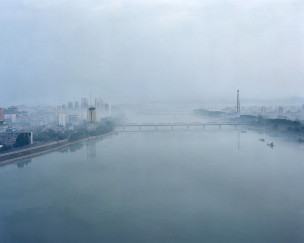 Maxime Delvaux: Río Taedong en Pyongyang, 2012.
