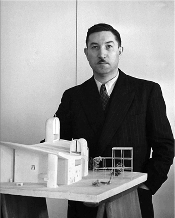 Claudius Petit junto a la maqueta de la Iglesia de Ronchamp, una de las obras más significativas de Le Corbusier, su amigo y maestro.