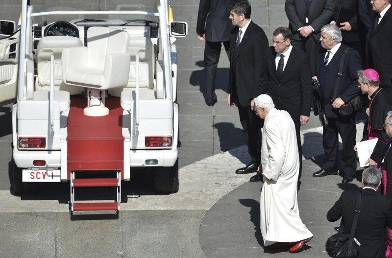 El papa Benedicto XVI camina hacia el papamóvil tras la última audiencia pública de su pontificado | EFE/Bernd Von Jutrczenka