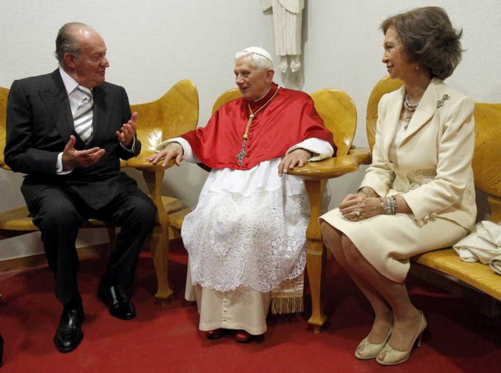 Los Reyes de España, Don Juan Carlos y Doña Sofía conversan con el papa Benedicto | Fuente: rtve