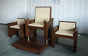 La terna de asientos en madera de mongoi realizada en Carpintería de Moreira | Fotografía: Fernando Blanco