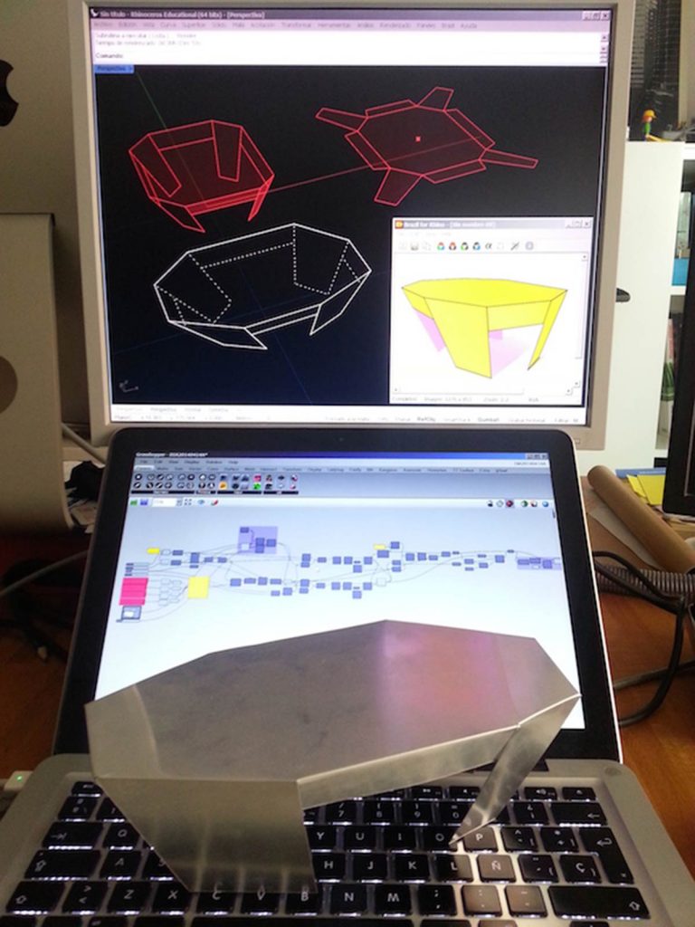 Paramesa. Prototipo de mesa personalizable para producción mediante plegado de una única chapa cortada con CNC. CC-by-nc-sa villegasbueno arquitectura