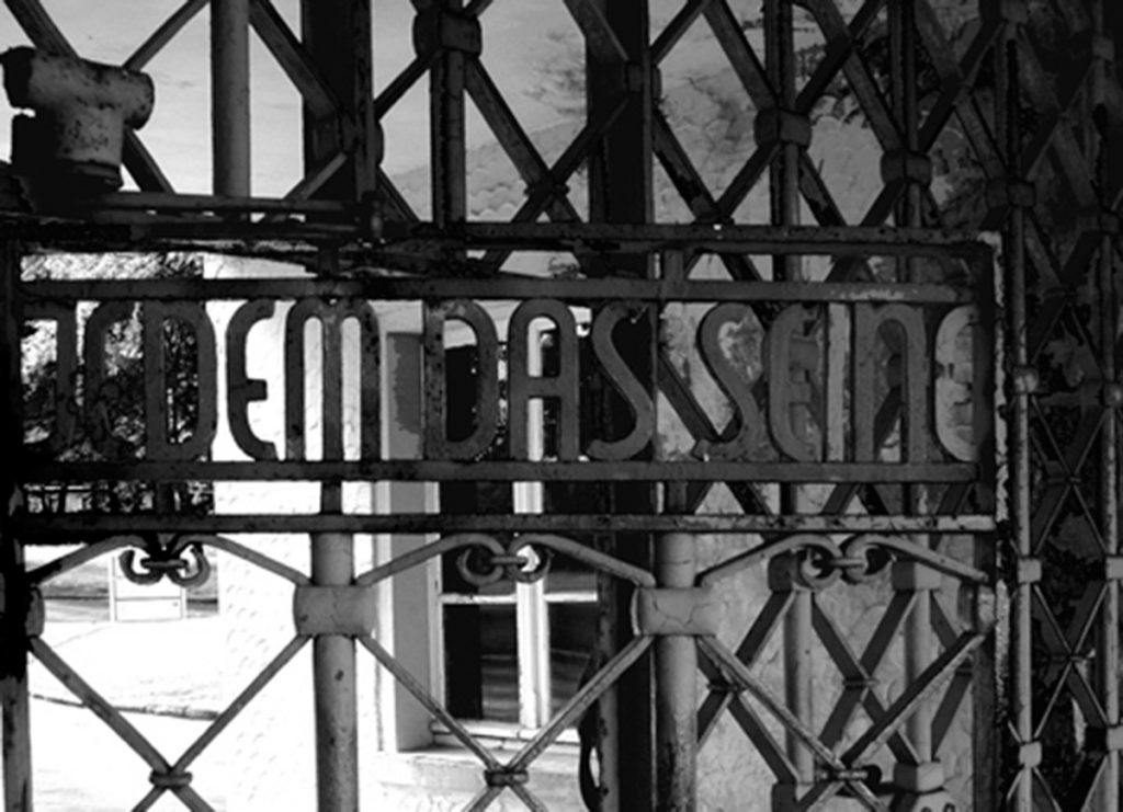 Campo de concentración de Buchenwald. Detalle del rótulo de la puerta de entrada con el texto: “A cada uno lo suyo” | Fotografía: Javier Mozas