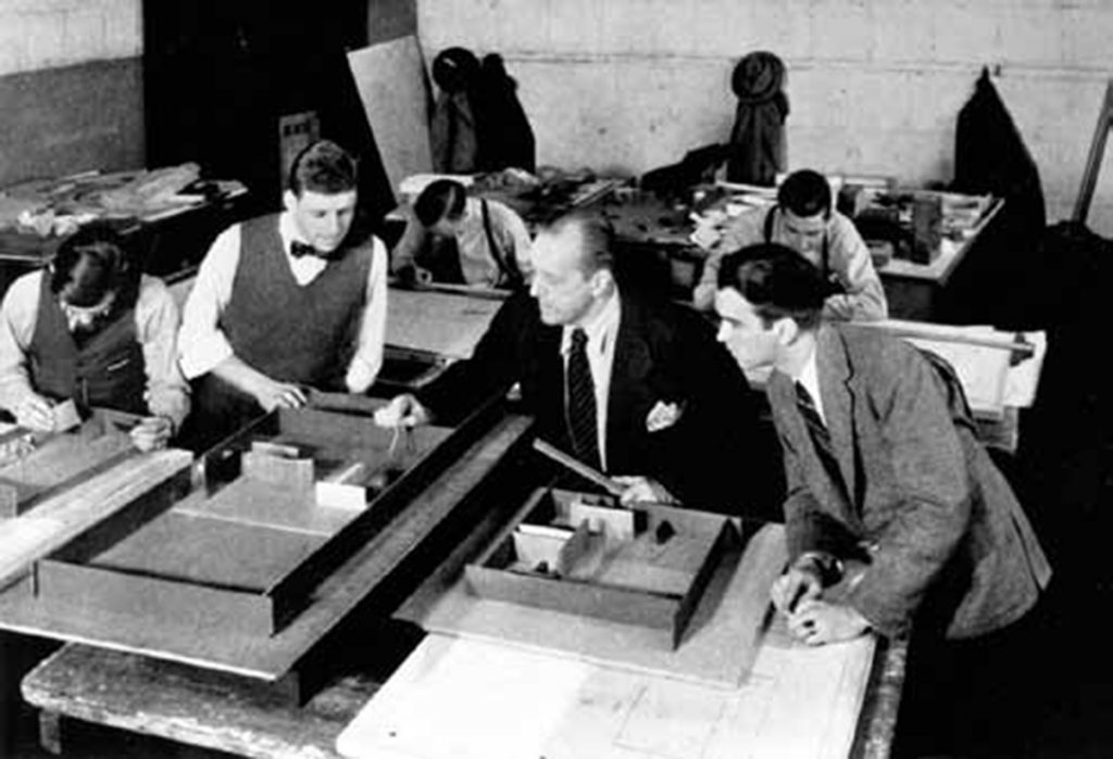 Mies van der Rohe con A James Speyer y George Danforth en el estudio del Departamento de Arquitectura, Armor Institute, Chicago, 1939 | Mies van der Rohe, Lehre und Schule. Werner Blaser. 1977